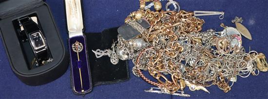 A quantity of assorted costume jewellery.